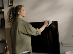 OPREZ! Ovako svi čistimo televizor čime podstičemo kvarove, evo koji je ispravan način (FOTO)