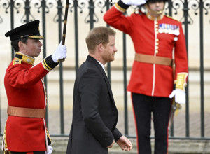 OSTAVLJEN SAM! Prve fotografije princa Harija s krunisanja njegovog oca, nije mu dato da obuče vojnu uniformu! (FOTO/VIDEO)