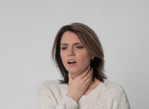 GUBITAK ESTROGENA UTIČE I NA GLAS: Žene u menopauzi obrate pažnju na promuklost i simptome koji mogu da ukazuju i na zlokobnu bolest