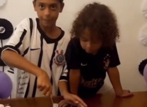 DECA SU BILA VESELA A ONDA JE STIGLA ROĐENDANSKA TORTA: Maleni dečak se rasplakao zbog gesta starijeg brata jer je znao šta to znači! (VIDEO)