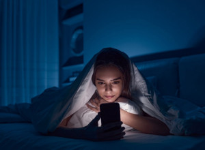 DA LI UVEČE RANIJE ODLAZITE U KREVET ILI OSTAJETE BUDNI DO KASNIH SATI: Vreme spavanja je povezano sa teškom bolešću, a jedna grupa ljudi je u posebnom riziku!