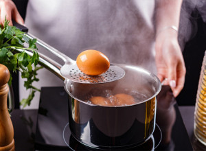 IZGLEDA ŠAŠAVO ALI DELUJE: Neobičan trik kuvara za sprečavanje pucanja jaja prilikom kuvanja a nije sirće!