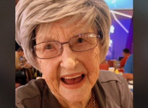 INTERNET BRUJI O REČIMA OVE BAKICE: Ima 101 godinu i jednostavan recept za dugovečnost! (VIDEO)