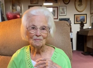 BAKA IMA 102 GODINE, LJUDI U ŠOKU KAKO IZGLEDA: Unuka je otkrila njenu tajnu i kako je zaustavila starenje! (VIDEO)