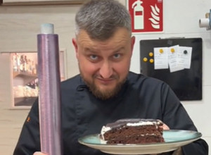 GENIJALAN TRIK KUVARA KOJI JE VIDELO 5 MILIONA LJUDI: Spakovao je tortu očas posla, a nije pokvario čokoladnu glazuru! (VIDEO)
