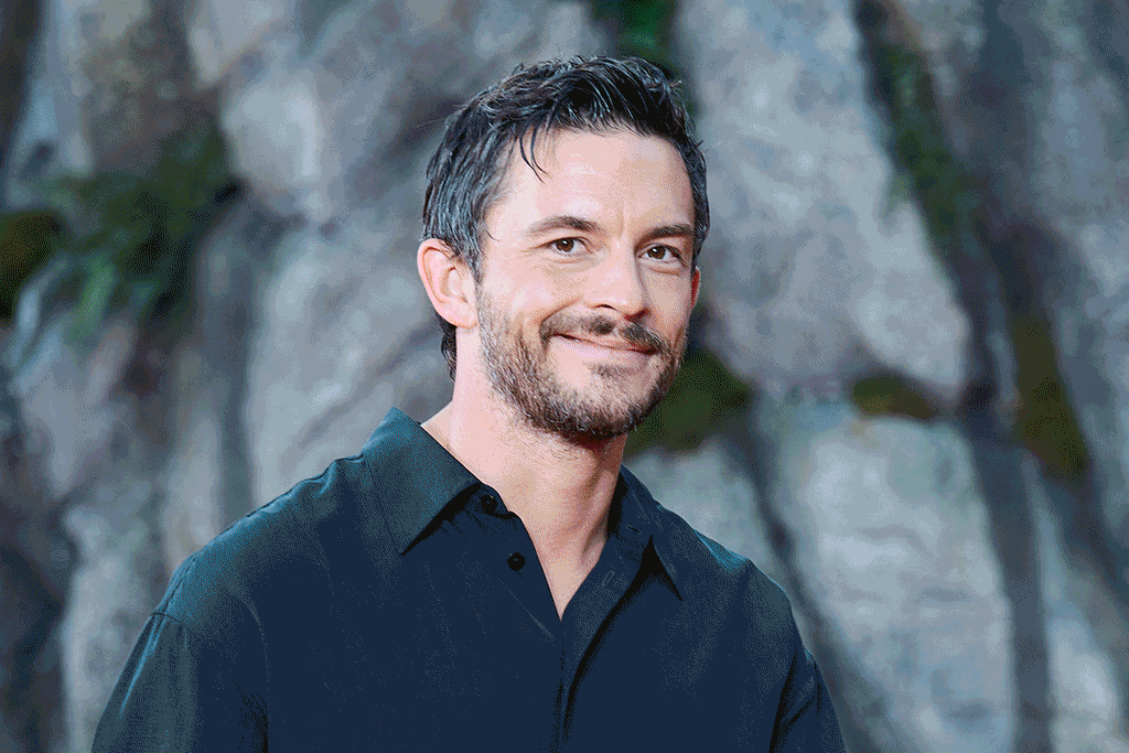 Gej proglašen za NAJATRAKTIVNIJEG muškarca 2025! Uslov koji ima za partnera sve je ostavio bez reči gif