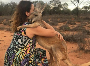 DA SE ORASPOLOŽITE: Upoznajte kengura koji grli ljude (FOTO + VIDEO)