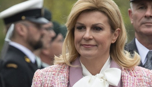 NA KOLINDI SVE PUCA! Bivša hrvatska predsednica se utegla u haljinicu, izazvala pravu buru komentara! (FOTO)
