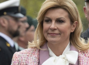 NA KOLINDI SVE PUCA! Bivša hrvatska predsednica se utegla u haljinicu, izazvala pravu buru komentara! (FOTO)
