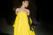 ARIANA GRANDE: U žutoj Valentino haljini dodirnula je Sunčeve zrake