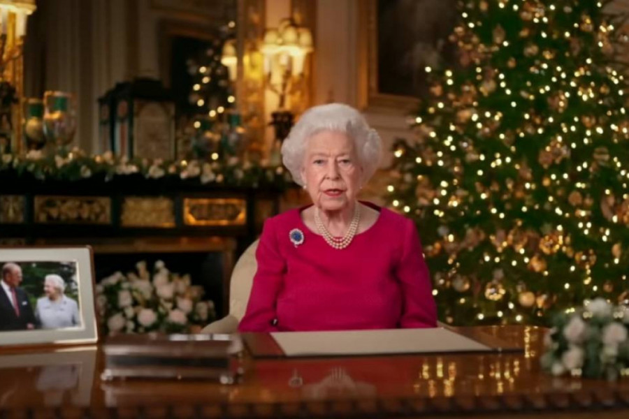 DIRLJIVA PORUKA: Kraljica Elizabeta prvi put proslavila Božić bez princa Filipa (VIDEO)