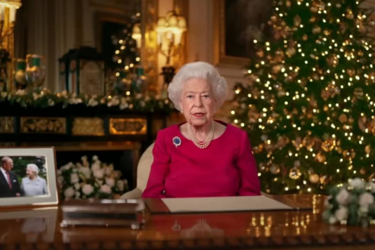 DIRLJIVA PORUKA: Kraljica Elizabeta prvi put proslavila Božić bez princa Filipa (VIDEO)