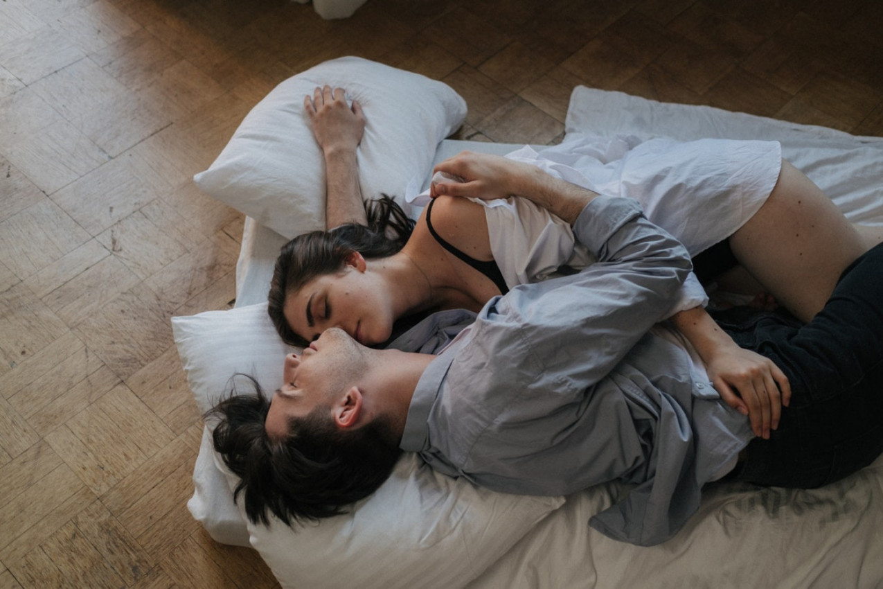 Evo zašto je zdravo spavati uz osobu koju volimo