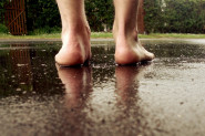 KUPKA ZA STOPALA SA LUKOM I JABUKOVIM SIRĆETOM: Smanjuje oticanje i znojenje nogu
