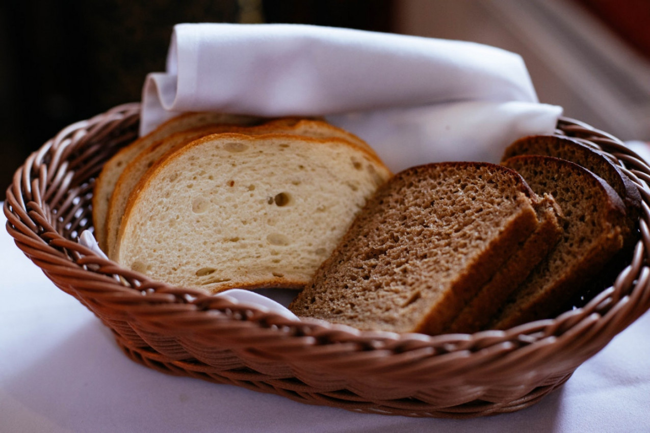 DA SMO SAMO ZNALI... Ako ovako odložite hleb, danima će biti svež! (VIDEO)