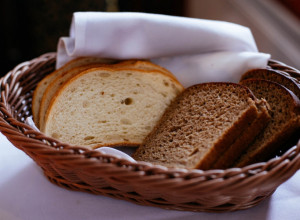 DA SMO SAMO ZNALI... Ako ovako odložite hleb, danima će biti svež! (VIDEO)