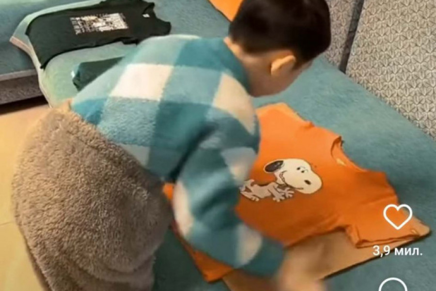 GENIJALNO: Dečak u jednim trikom pakuje odeću, pozavidele bi mu i iskusne domaćice (VIDEO)