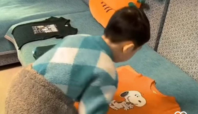 GENIJALNO: Dečak u jednim trikom pakuje odeću, pozavidele bi mu i iskusne domaćice (VIDEO)