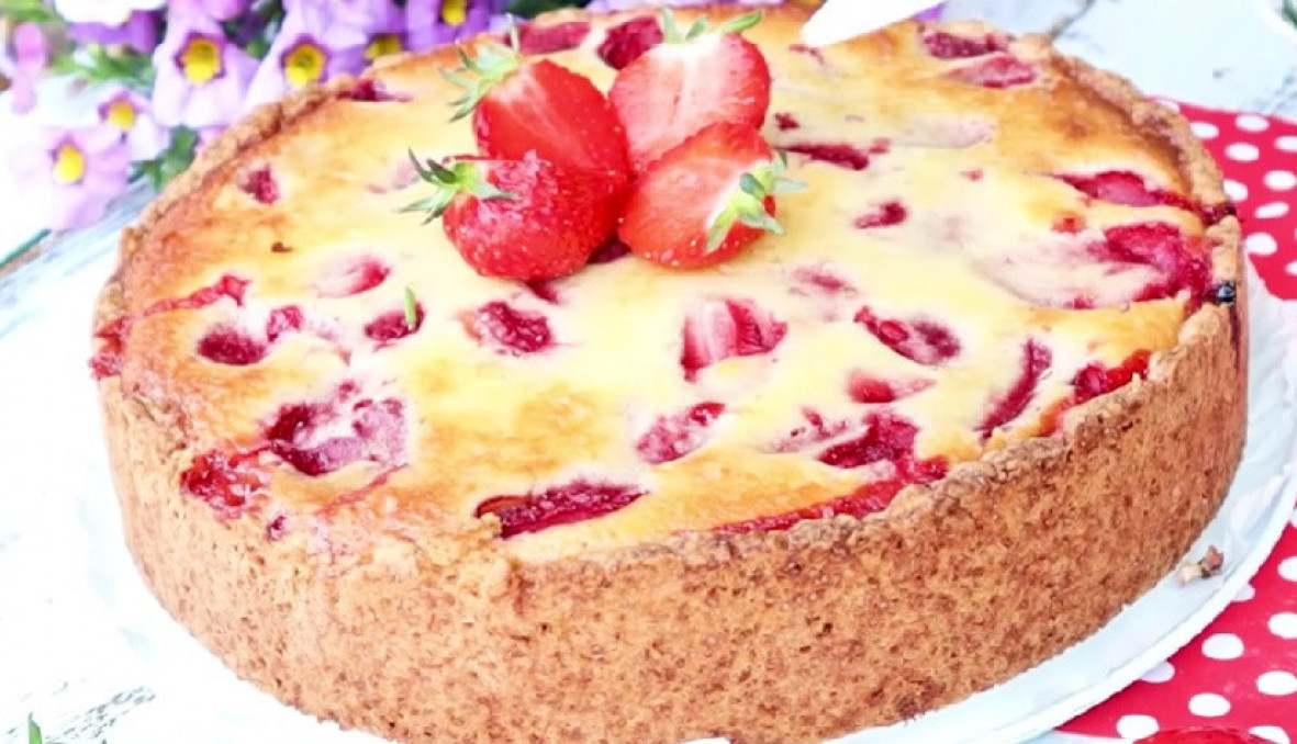 IDEALAN PROLEĆNI SLATKIŠ: Recept za jogurt pitu sa jagodama koja je san svakog sladokusca!