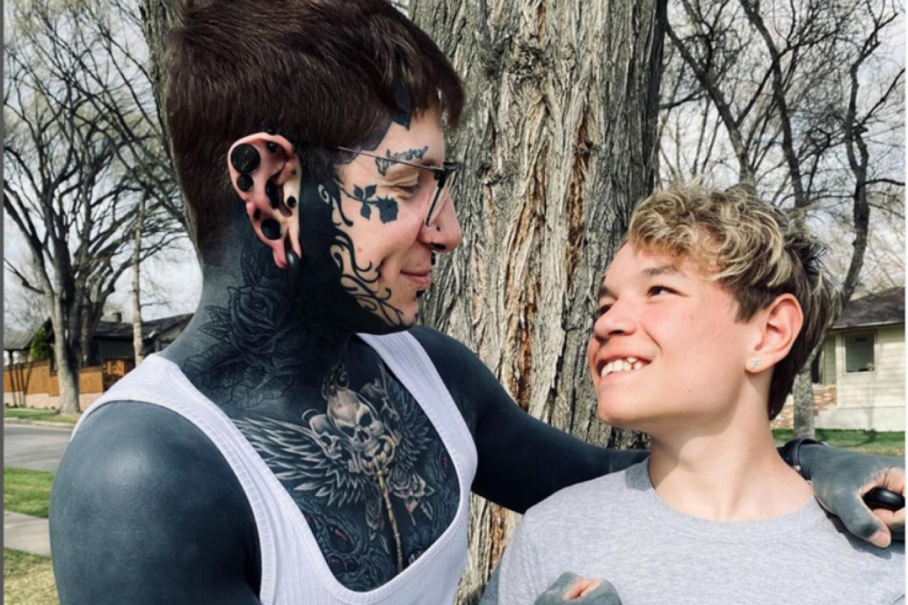 ISCRTAO CELO TELO: Zbog tetovaža smatraju da mu treba oduzeti sina!