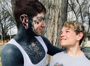 ISCRTAO CELO TELO: Zbog tetovaža smatraju da mu treba oduzeti sina!
