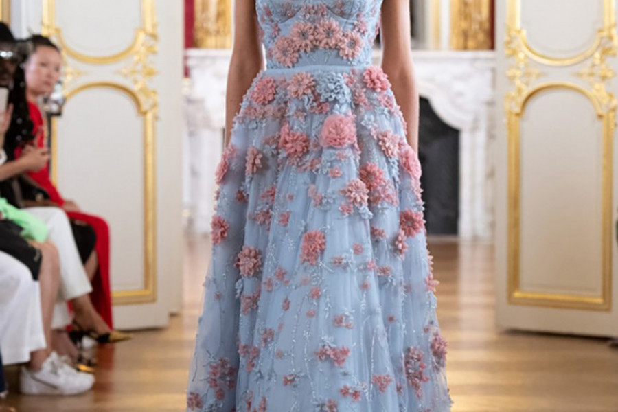 Plava haljina sa cvetnim detaljima