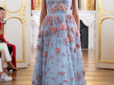 Plava haljina sa cvetnim detaljima