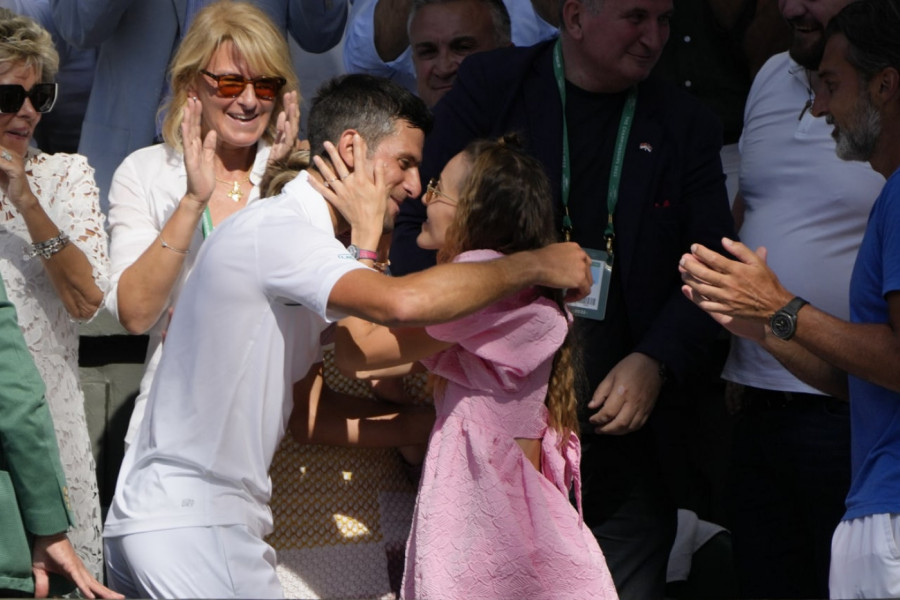 Novak u ludom provodu u Crnoj Gori! Srpski teniski as u zagrljaju dve žene, sve puca! (FOTO, VIDEO)