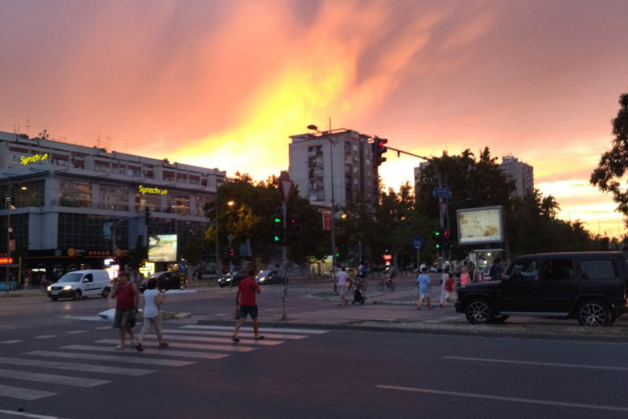 FASCINANTAN ZALAZAK Sunca u Novom Sadu: Zapaljeno nebo ili polarna svetlost?