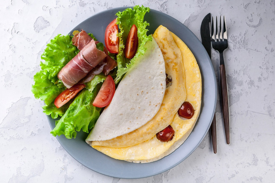 Recept za SMOTANI OMLET SA TORTILJOM: Savršeni doručak za celu porodicu!