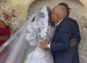 Gledate na SVOJU ODGOVORNOST: Ovaj poljubac mlade i MATORŽENJE ćete teško zaboraviti! (VIDEO)