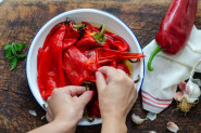 Očistite pečene paprike za sekund: Trik koji ćete OBOŽAVATI