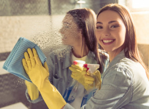 Očistite OGLEDALO pomoću samo JEDNOG sastojka koji svi imamo kod kuće! Rezultat je FANTASTIČAN! (FOTO)