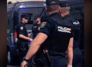 Žene traže da ih uhapse ovi policajci, evo zašto (VIDEO)