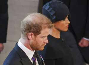 ŠOK kako se pojavio princ Hari na sahrani kraljice Elizabete! I Megan POTPUNO ODBAČENA! (FOTO)
