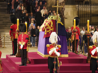 Čak i stražari koji čuvaju kovčeg ne mogu da sakriju emocije