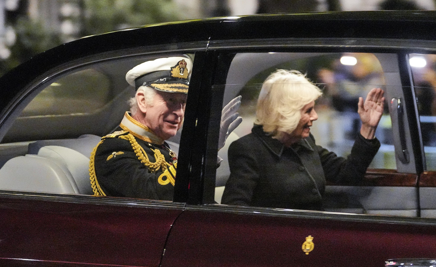 Princ Čarls i njegova supruga Kamila pozdravljaju okupljene građane ispred Vestminstera 