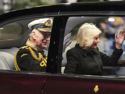 Princ Čarls i njegova supruga Kamila pozdravljaju okupljene građane ispred Vestminstera 