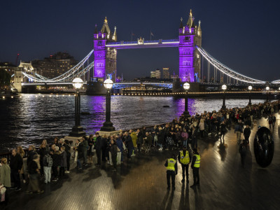 Na hiljade građana po više od 12 sati čeka u redu kako bi prošli pored kovčega