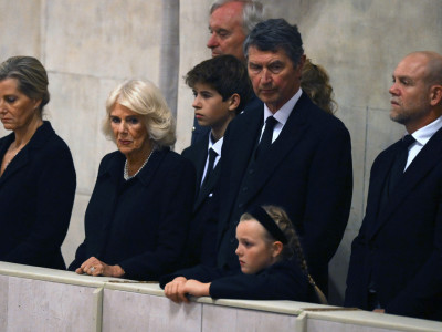 Članovi kraljevske porodice tokom molitve u Vestminsteru 