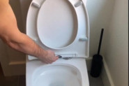 LJUDI ZGROŽENI! Muškarac otkrio kako očistiti dasku za WC šolju, pa izazvao žestoke reakcije! (VIDEO)