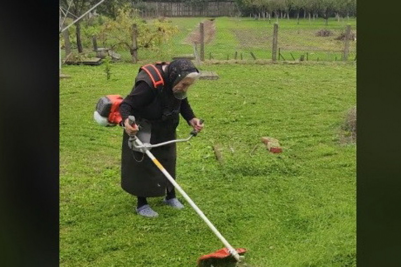 BAKA KOSAČ HIT NA MREŽAMA! Pogledajte šta radi ova starica od 93 godine! (VIDEO)
