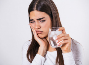 LOŠ ZADAH MOGAO BI UKAZATI NA OZBILJNE PROBLEME: Stomatolozi upućuju koji simptomi u ustima su znak za uzbunu!