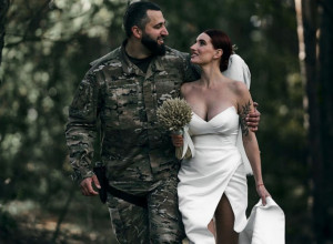 LJUBAV PLANULA NA FRONTU, a o njihovom venčanju s automatskim puškama bruji svet: Upoznajte kijevsku Jovanku Orleanku! (VIDEO)