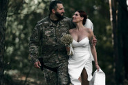 LJUBAV PLANULA NA FRONTU, a o njihovom venčanju s automatskim puškama bruji svet: Upoznajte kijevsku Jovanku Orleanku! (VIDEO)