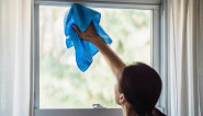 TRIKOVI KAKO DA ČAJEM ORIBATE STAKLA, A TEPIHE SODOM BIKARBONOM: Donosimo vam spisak najjeftinijih načina čišćenja kuće!