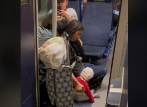 KAKVI SMO TO LJUDI POSTALI? Scena iz voza obšla svet, majci sa decom nisu dali da sedne!