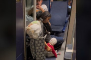 KAKVI SMO TO LJUDI POSTALI? Scena iz voza obšla svet, majci sa decom nisu dali da sedne!