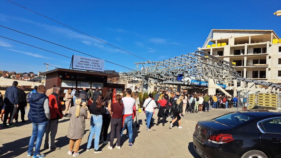 Gužva u centru Zlatibora za ukrcavanje na gondolu