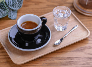 Da li znate čemu služi čaša vode uz kafu? NE, NIJE ZA PIĆE!